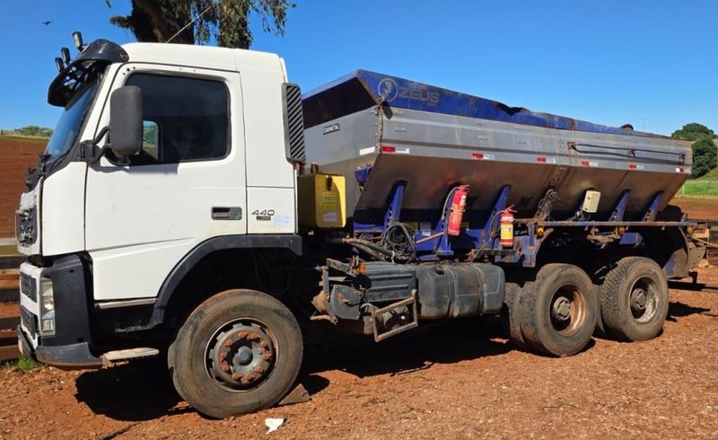 Volvo FMX 500 6X4 FM 440 6×4 Distribuidor Fertilizantes 2009/2009 CAMINHÕES & CAMIONETAS PASSO FUNDO / Carros no Vale Volvo FMX 500 6X4 FM 440 6×4 Distribuidor Fertilizantes 2009/2009 CAMINHÕES & CAMIONETAS PASSO FUNDO / Carros no Vale