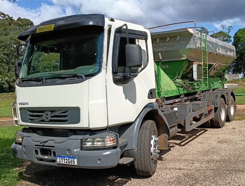 Volvo VM 330 6×4 2012/2012 CAMINHÕES & CAMIONETAS PASSO FUNDO / Carros no Vale