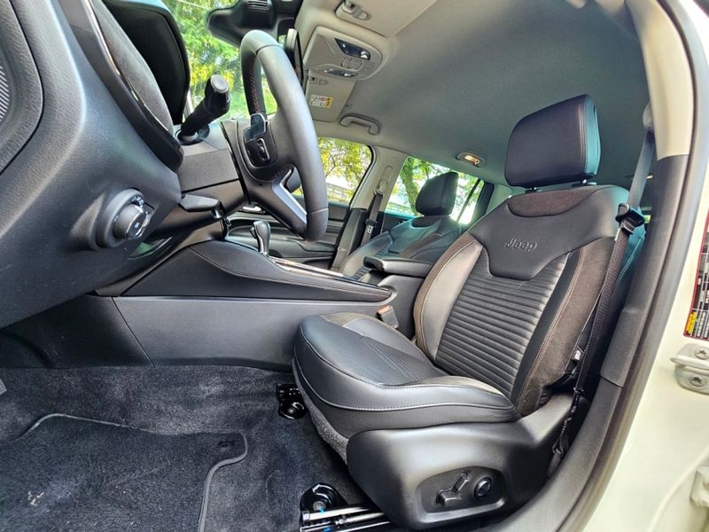 JEEP COMMANDER 2.0 TD380 TURBO DIESEL LIMITED AT9 2023/2023 CARRO DEZ NOVO HAMBURGO / Carros no Vale