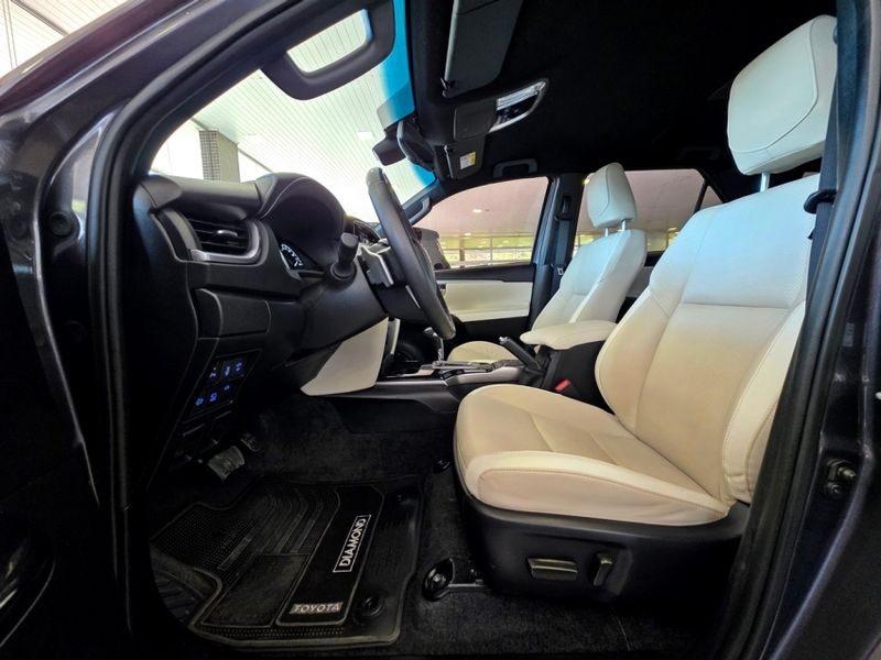 Toyota HILUX SW4 2.8 D-4D TURBO DIESEL DIAMOND 7L 4X4 AUTOMÁTICO 2023/2024 CARRO DEZ NOVO HAMBURGO / Carros no Vale Toyota HILUX SW4 2.8 D-4D TURBO DIESEL DIAMOND 7L 4X4 AUTOMÁTICO 2023/2024 CARRO DEZ NOVO HAMBURGO / Carros no Vale