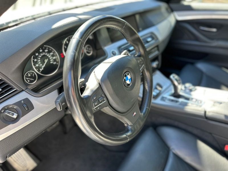 BMW 550i 4.4 SEDAN V8 32V GASOLINA 4P AUTOMÁTICO 2011/2011 CARRO AUTOMARCAS CAXIAS DO SUL / Carros no Vale