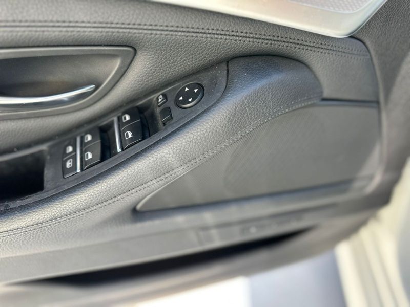 BMW 550i 4.4 SEDAN V8 32V GASOLINA 4P AUTOMÁTICO 2011/2011 CARRO AUTOMARCAS CAXIAS DO SUL / Carros no Vale