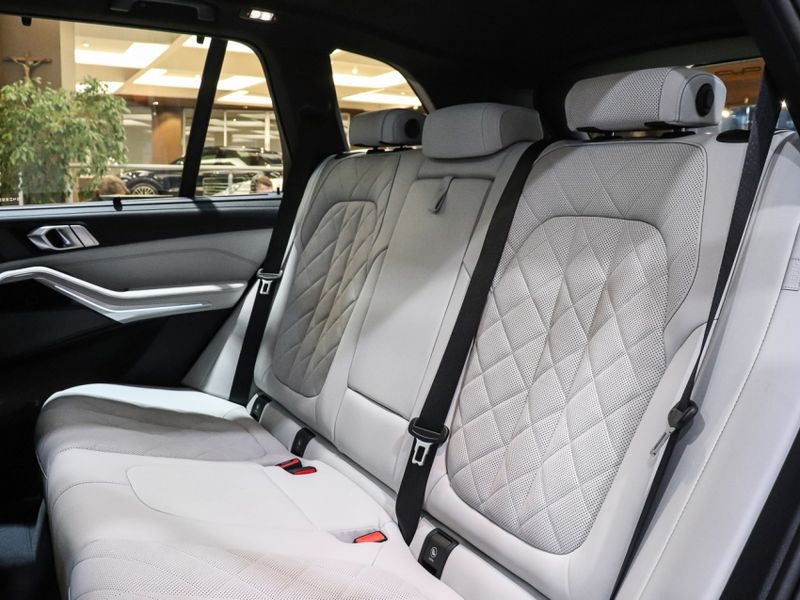BMW X5 3.0 I6 TURBO HÍBRIDO XDRIVE50E M SPORT AUTOMÁTICO 2025/2025 VIA BELLA VEÍCULOS ESPECIAIS CAXIAS DO SUL / Carros no Vale