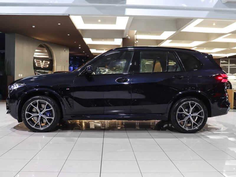 BMW X5 3.0 I6 TURBO HÍBRIDO XDRIVE50E M SPORT AUTOMÁTICO 2025/2025 VIA BELLA VEÍCULOS ESPECIAIS CAXIAS DO SUL / Carros no Vale