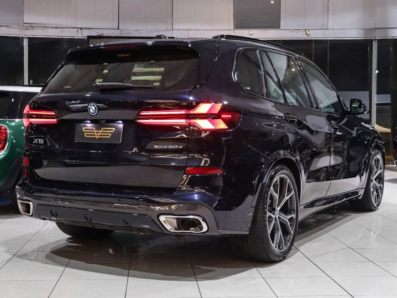BMW X5 3.0 I6 TURBO HÍBRIDO XDRIVE50E M SPORT AUTOMÁTICO 2025/2025 VIA BELLA VEÍCULOS ESPECIAIS CAXIAS DO SUL / Carros no Vale