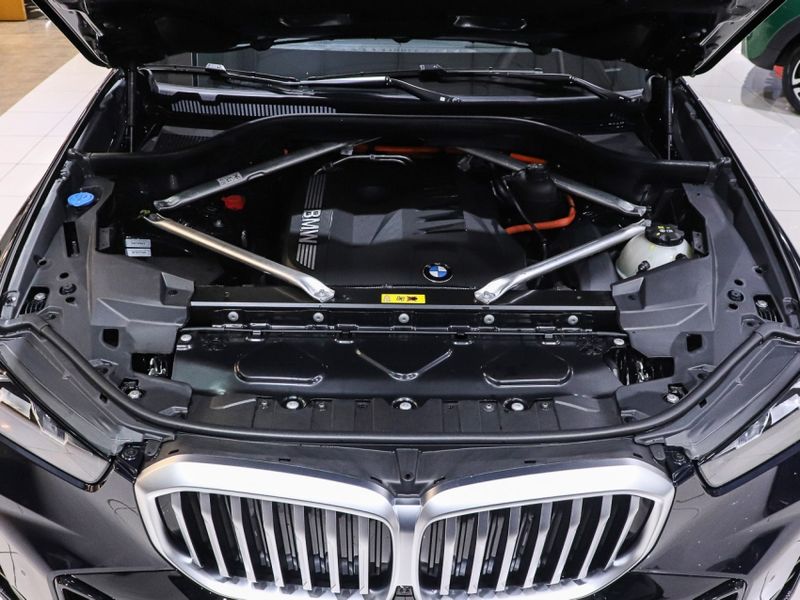 BMW X5 3.0 I6 TURBO HÍBRIDO XDRIVE50E M SPORT AUTOMÁTICO 2025/2025 VIA BELLA VEÍCULOS ESPECIAIS CAXIAS DO SUL / Carros no Vale