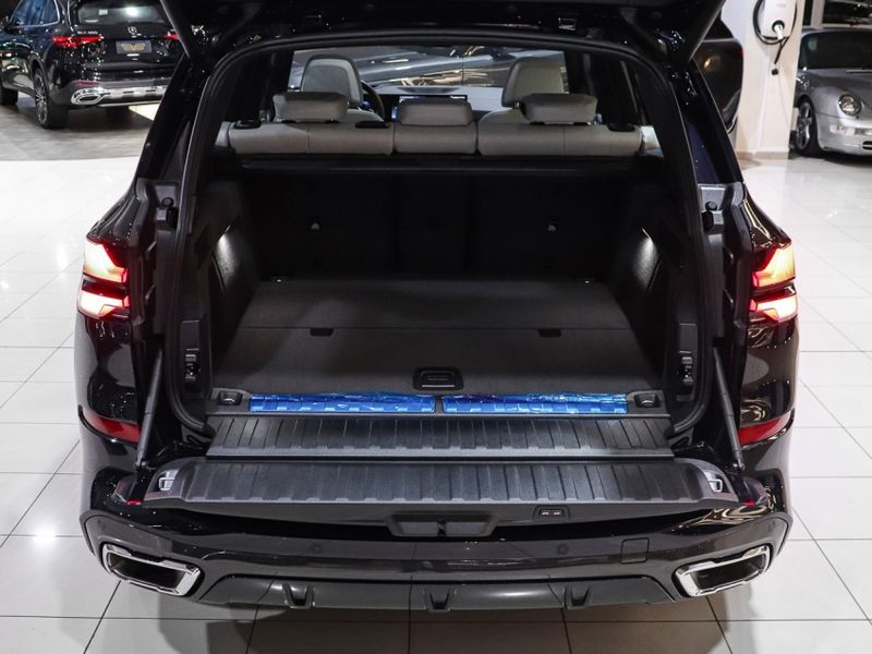 BMW X5 3.0 I6 TURBO HÍBRIDO XDRIVE50E M SPORT AUTOMÁTICO 2025/2025 VIA BELLA VEÍCULOS ESPECIAIS CAXIAS DO SUL / Carros no Vale