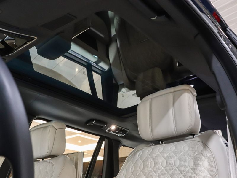 Land Rover RANGE ROVER VOGUE 5.0 SV AUTOBIOGRAPHY LWB SUPERCHARGED 4X4 V8 32V GASOLINA 4P AUTOMÁTICO 2019/2020 VIA BELLA VEÍCULOS ESPECIAIS CAXIAS DO SUL / Carros no Vale Land Rover RANGE ROVER VOGUE 5.0 SV AUTOBIOGRAPHY LWB SUPERCHARGED 4X4 V8 32V GASOLINA 4P AUTOMÁTICO 2019/2020 VIA BELLA VEÍCULOS ESPECIAIS CAXIAS DO SUL / Carros no Vale