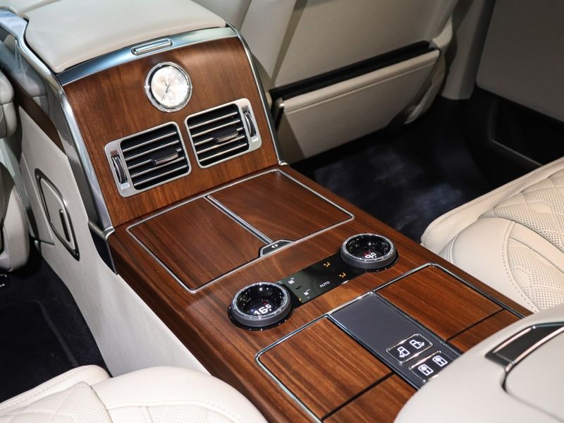Land Rover RANGE ROVER VOGUE 5.0 SV AUTOBIOGRAPHY LWB SUPERCHARGED 4X4 V8 32V GASOLINA 4P AUTOMÁTICO 2019/2020 VIA BELLA VEÍCULOS ESPECIAIS CAXIAS DO SUL / Carros no Vale Land Rover RANGE ROVER VOGUE 5.0 SV AUTOBIOGRAPHY LWB SUPERCHARGED 4X4 V8 32V GASOLINA 4P AUTOMÁTICO 2019/2020 VIA BELLA VEÍCULOS ESPECIAIS CAXIAS DO SUL / Carros no Vale