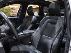 Volvo XC60 2.0 T8 HYBRID R-DESIGN AWD GEARTRONIC 2021/2021 VIA BELLA VEÍCULOS ESPECIAIS CAXIAS DO SUL / Carros no Vale