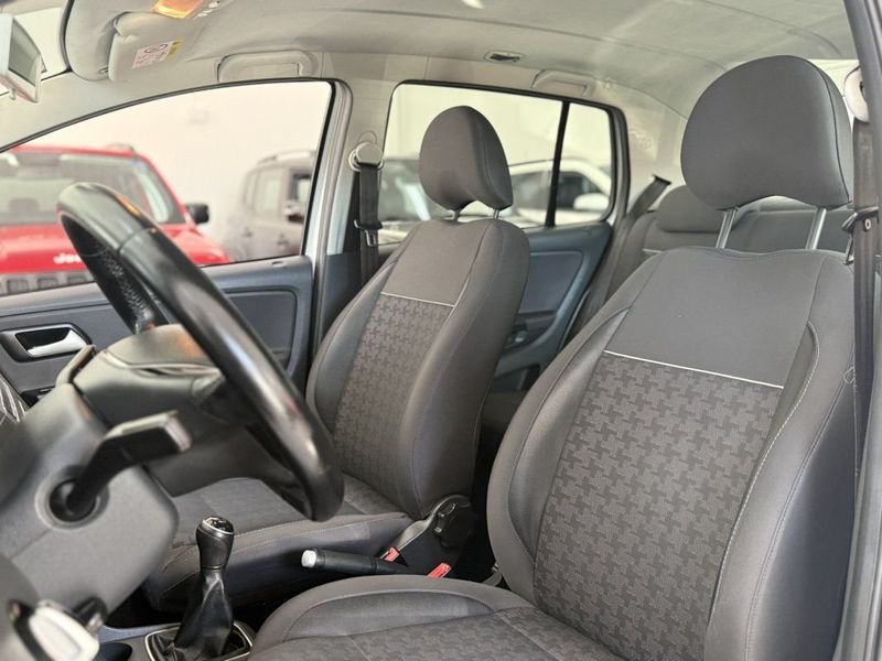 VOLKSWAGEN FOX COMFORTLINE 1.0 2017 SÓ MOTOS E AUTOMÓVEIS SANTA CRUZ DO SUL / Carros no Vale VOLKSWAGEN FOX COMFORTLINE 1.0 2017 SÓ MOTOS E AUTOMÓVEIS SANTA CRUZ DO SUL / Carros no Vale