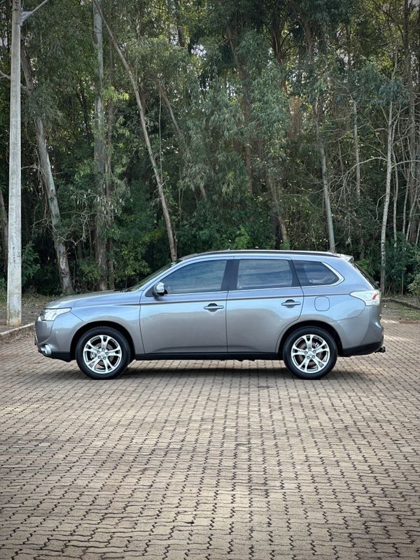 Mitsubishi OUTLANDER 3.0 V6 2015 NEUMANN VEÍCULOS ARROIO DO MEIO / Carros no Vale