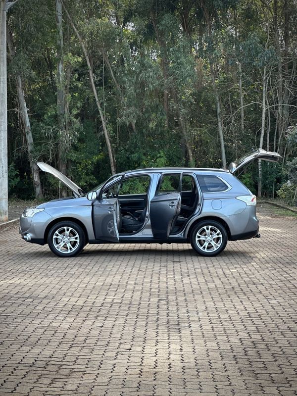 Mitsubishi OUTLANDER 3.0 V6 2015 NEUMANN VEÍCULOS ARROIO DO MEIO / Carros no Vale