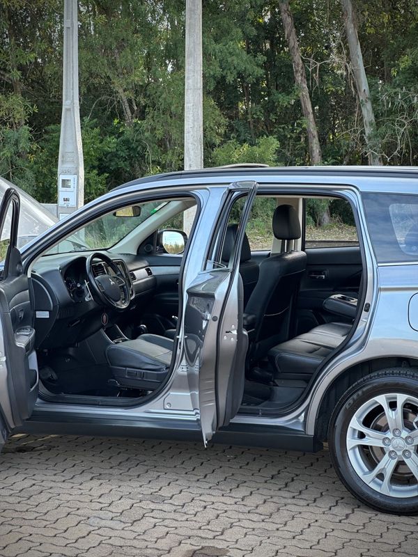 Mitsubishi OUTLANDER 3.0 V6 2015 NEUMANN VEÍCULOS ARROIO DO MEIO / Carros no Vale