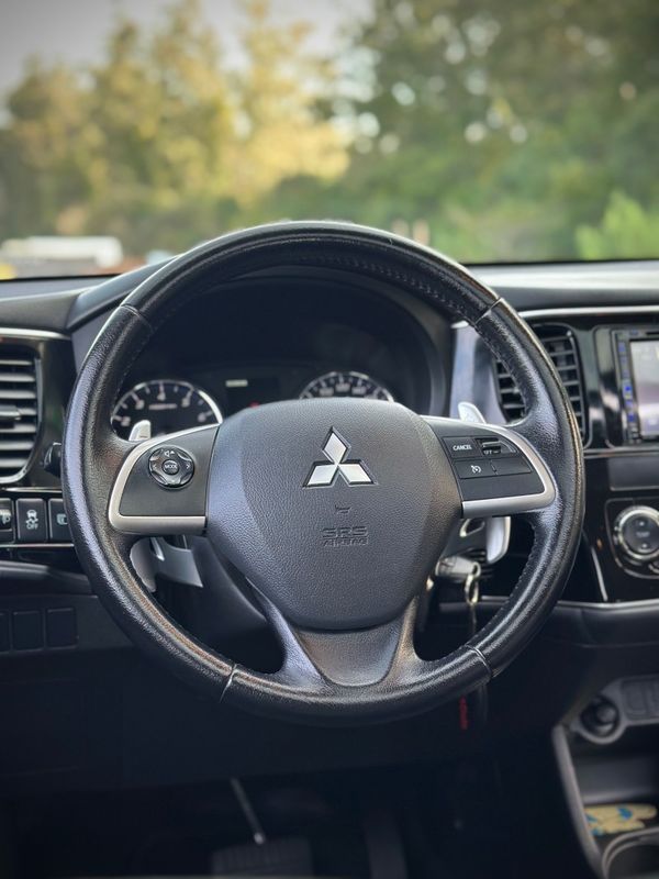 Mitsubishi OUTLANDER 3.0 V6 2015 NEUMANN VEÍCULOS ARROIO DO MEIO / Carros no Vale