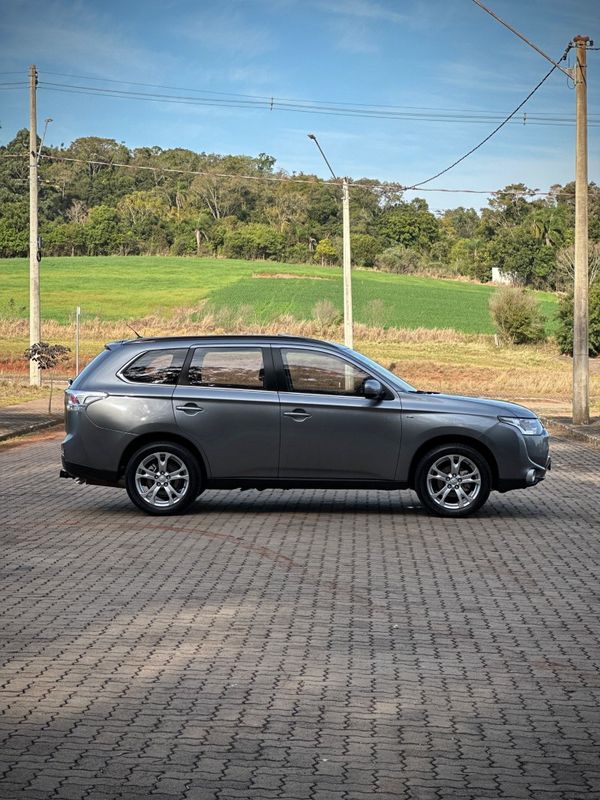 Mitsubishi OUTLANDER 3.0 V6 2015 NEUMANN VEÍCULOS ARROIO DO MEIO / Carros no Vale