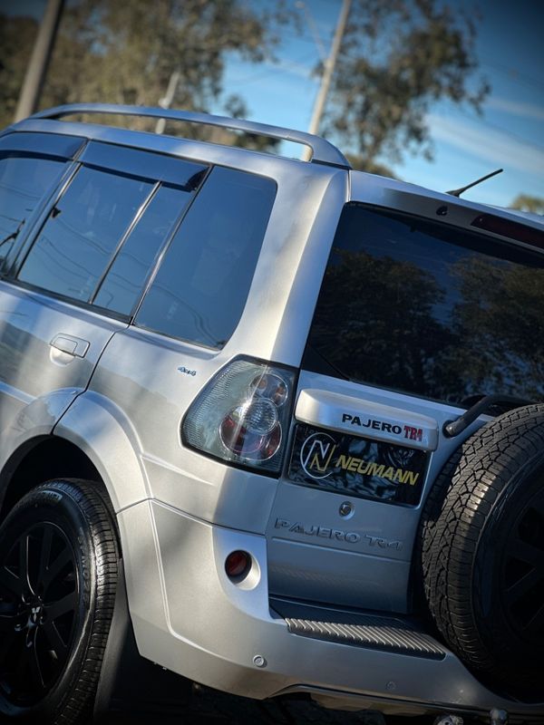 Mitsubishi PAJERO TR4 2.0 2010 NEUMANN VEÍCULOS ARROIO DO MEIO / Carros no Vale