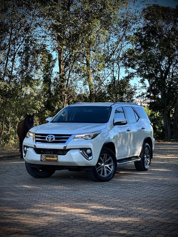 Toyota HILUX SW4 SRX 2.8 2017 NEUMANN VEÍCULOS ARROIO DO MEIO / Carros no Vale Toyota HILUX SW4 SRX 2.8 2017 NEUMANN VEÍCULOS ARROIO DO MEIO / Carros no Vale