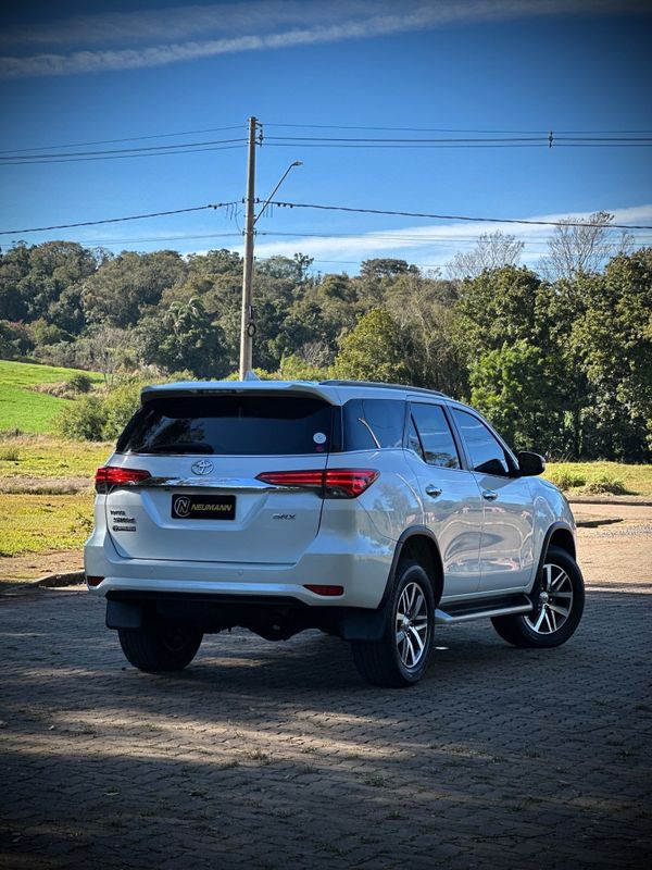 Toyota HILUX SW4 SRX 2.8 2017 NEUMANN VEÍCULOS ARROIO DO MEIO / Carros no Vale Toyota HILUX SW4 SRX 2.8 2017 NEUMANN VEÍCULOS ARROIO DO MEIO / Carros no Vale