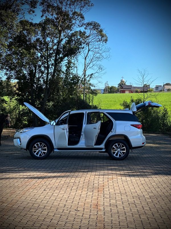 Toyota HILUX SW4 SRX 2.8 2017 NEUMANN VEÍCULOS ARROIO DO MEIO / Carros no Vale Toyota HILUX SW4 SRX 2.8 2017 NEUMANN VEÍCULOS ARROIO DO MEIO / Carros no Vale