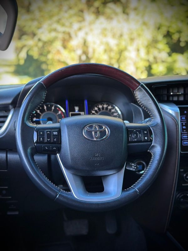 Toyota HILUX SW4 SRX 2.8 2017 NEUMANN VEÍCULOS ARROIO DO MEIO / Carros no Vale Toyota HILUX SW4 SRX 2.8 2017 NEUMANN VEÍCULOS ARROIO DO MEIO / Carros no Vale