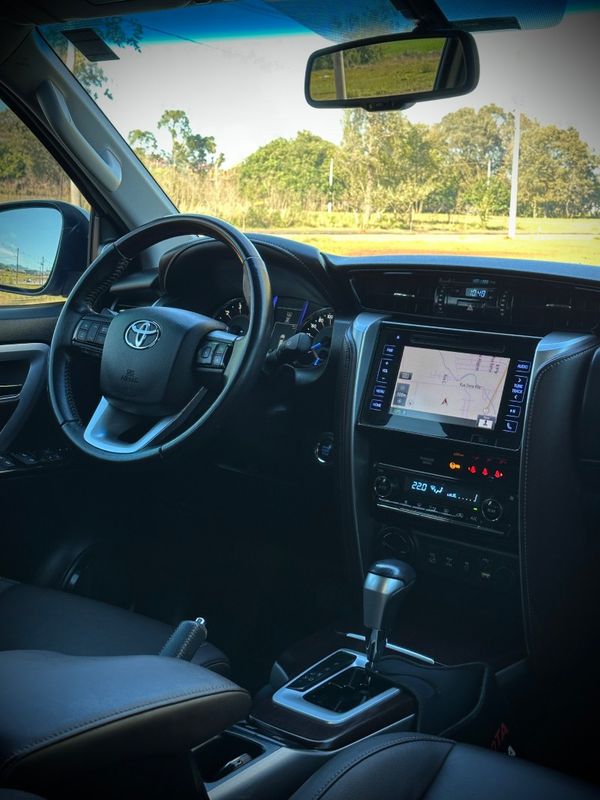 Toyota HILUX SW4 SRX 2.8 2017 NEUMANN VEÍCULOS ARROIO DO MEIO / Carros no Vale Toyota HILUX SW4 SRX 2.8 2017 NEUMANN VEÍCULOS ARROIO DO MEIO / Carros no Vale