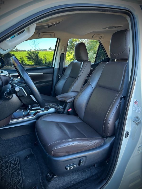 Toyota HILUX SW4 SRX 2.8 2017 NEUMANN VEÍCULOS ARROIO DO MEIO / Carros no Vale Toyota HILUX SW4 SRX 2.8 2017 NEUMANN VEÍCULOS ARROIO DO MEIO / Carros no Vale