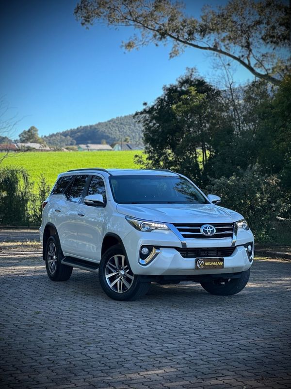 Toyota HILUX SW4 SRX 2.8 2017 NEUMANN VEÍCULOS ARROIO DO MEIO / Carros no Vale Toyota HILUX SW4 SRX 2.8 2017 NEUMANN VEÍCULOS ARROIO DO MEIO / Carros no Vale