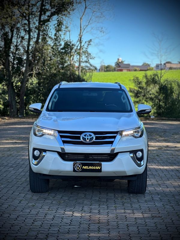 Toyota HILUX SW4 SRX 2.8 2017 NEUMANN VEÍCULOS ARROIO DO MEIO / Carros no Vale Toyota HILUX SW4 SRX 2.8 2017 NEUMANN VEÍCULOS ARROIO DO MEIO / Carros no Vale