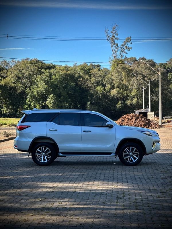 Toyota HILUX SW4 SRX 2.8 2017 NEUMANN VEÍCULOS ARROIO DO MEIO / Carros no Vale Toyota HILUX SW4 SRX 2.8 2017 NEUMANN VEÍCULOS ARROIO DO MEIO / Carros no Vale