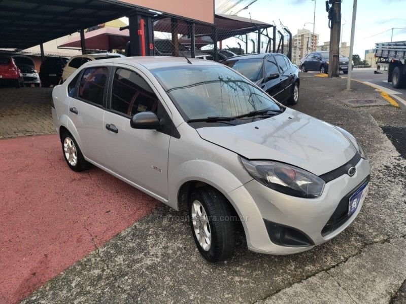 FORD FIESTA 1.0 MPI 8V 2012/2013 HUBNER MULTIMARCAS FARROUPILHA / Carros no Vale