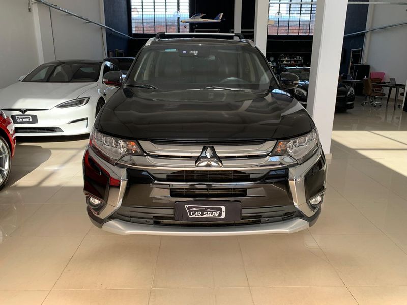 MITSUBISHI OUTLANDER 3.0 GT 4X4 V6 24V GASOLINA 4P AUTOMÁTICO 2016/2017 FÁBIO BERNARDES PORTO ALEGRE / Carros no Vale