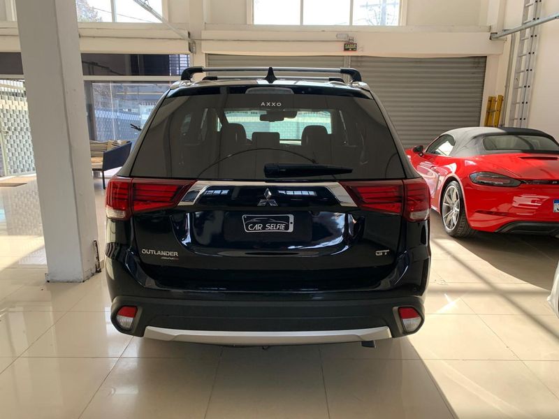 MITSUBISHI OUTLANDER 3.0 GT 4X4 V6 24V GASOLINA 4P AUTOMÁTICO 2016/2017 FÁBIO BERNARDES PORTO ALEGRE / Carros no Vale