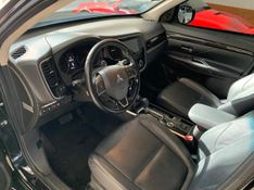 MITSUBISHI OUTLANDER 3.0 GT 4X4 V6 24V GASOLINA 4P AUTOMÁTICO 2016/2017 FÁBIO BERNARDES PORTO ALEGRE / Carros no Vale
