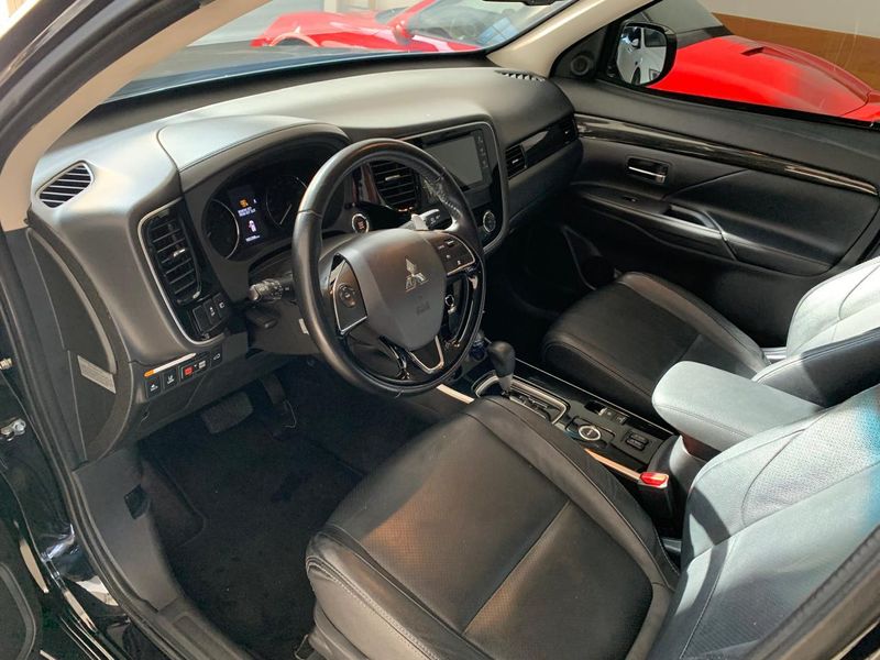 MITSUBISHI OUTLANDER 3.0 GT 4X4 V6 24V GASOLINA 4P AUTOMÁTICO 2016/2017 FÁBIO BERNARDES PORTO ALEGRE / Carros no Vale