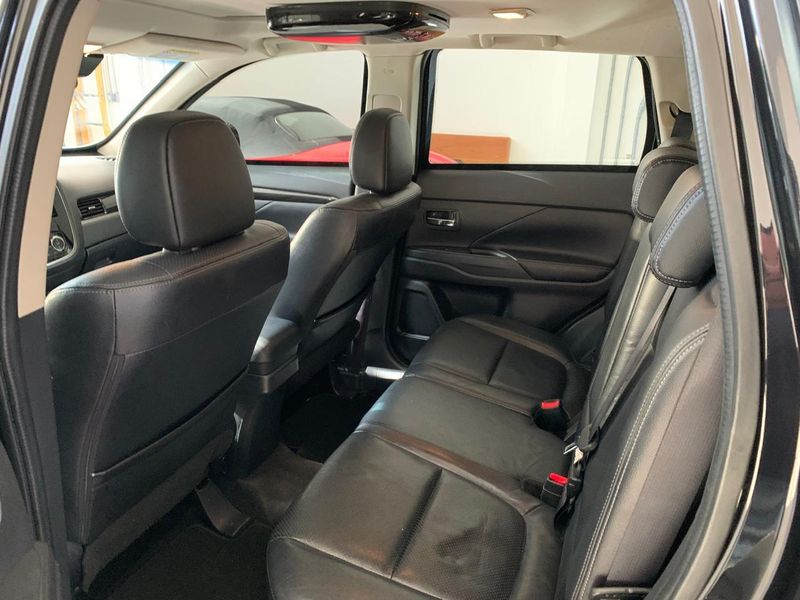 MITSUBISHI OUTLANDER 3.0 GT 4X4 V6 24V GASOLINA 4P AUTOMÁTICO 2016/2017 FÁBIO BERNARDES PORTO ALEGRE / Carros no Vale