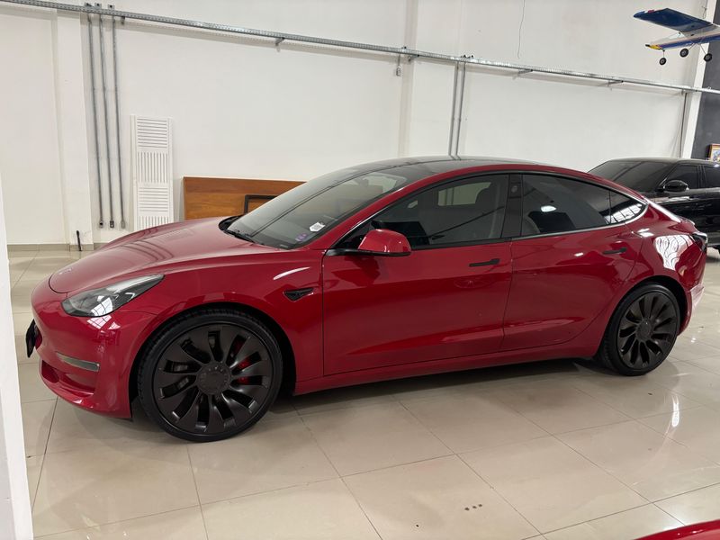 TESLA MODEL 3 ELÉTRICO AWD STANDARD RANGE PLUS 2022/2023 FÁBIO BERNARDES PORTO ALEGRE / Carros no Vale