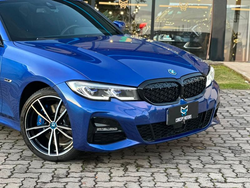 BMW 330e M Sport 2.0 Turbo Aut (HÃbrido) 2021/2022 CONCEPT MOTORS PASSO FUNDO / Carros no Vale BMW 330e M Sport 2.0 Turbo Aut (HÃbrido) 2021/2022 CONCEPT MOTORS PASSO FUNDO / Carros no Vale