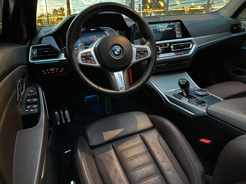 BMW 330e M Sport 2.0 Turbo Aut (HÃbrido) 2021/2022 CONCEPT MOTORS PASSO FUNDO / Carros no Vale BMW 330e M Sport 2.0 Turbo Aut (HÃbrido) 2021/2022 CONCEPT MOTORS PASSO FUNDO / Carros no Vale