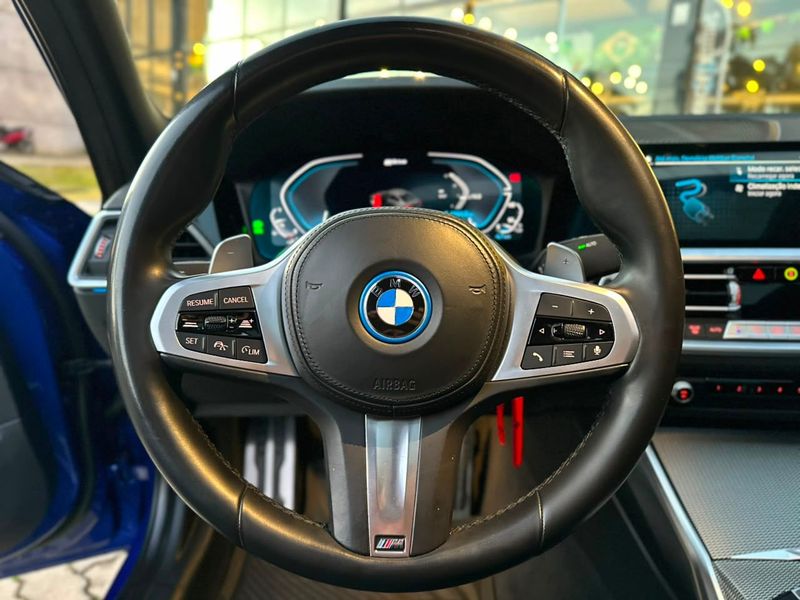 BMW 330e M Sport 2.0 Turbo Aut (HÃbrido) 2021/2022 CONCEPT MOTORS PASSO FUNDO / Carros no Vale BMW 330e M Sport 2.0 Turbo Aut (HÃbrido) 2021/2022 CONCEPT MOTORS PASSO FUNDO / Carros no Vale