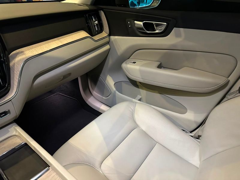 Volvo XC60 T-8 Plus 2.0 AWD (HÃ­brido) 2023/2023 CONCEPT MOTORS PASSO FUNDO / Carros no Vale
