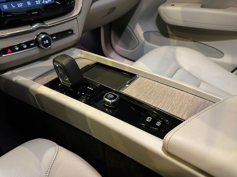 Volvo XC60 T-8 Plus 2.0 AWD (HÃ­brido) 2023/2023 CONCEPT MOTORS PASSO FUNDO / Carros no Vale