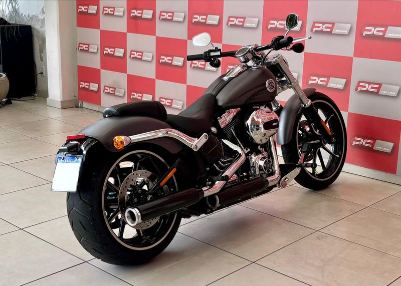 HARLEY-DAVIDSON SOFTAIL BREAKOUT FXSB 2016/2016 PC VEÍCULOS SANTA CRUZ DO SUL / Carros no Vale HARLEY-DAVIDSON SOFTAIL BREAKOUT FXSB 2016/2016 PC VEÍCULOS SANTA CRUZ DO SUL / Carros no Vale