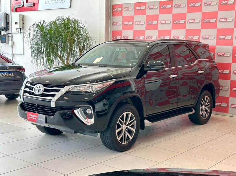Toyota Hilux SW4 SRX 4×4 2.8 TDI 16V Dies 2018/2019 PC VEÍCULOS SANTA CRUZ DO SUL / Carros no Vale Toyota Hilux SW4 SRX 4×4 2.8 TDI 16V Dies 2018/2019 PC VEÍCULOS SANTA CRUZ DO SUL / Carros no Vale