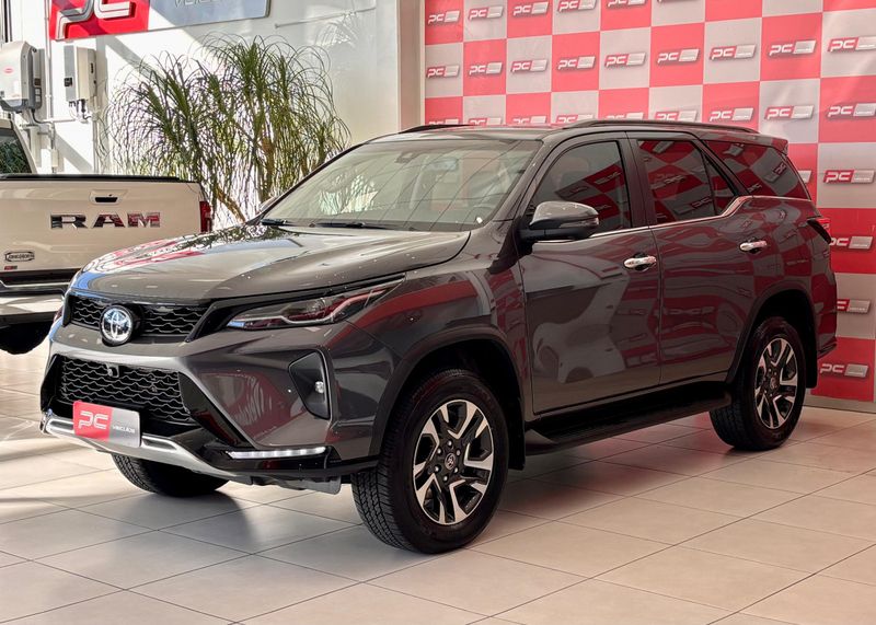Toyota Hilux SW4 SRX Plat 4×4 2.8 TB Die 2024/2024 PC VEÍCULOS SANTA CRUZ DO SUL / Carros no Vale Toyota Hilux SW4 SRX Plat 4×4 2.8 TB Die 2024/2024 PC VEÍCULOS SANTA CRUZ DO SUL / Carros no Vale