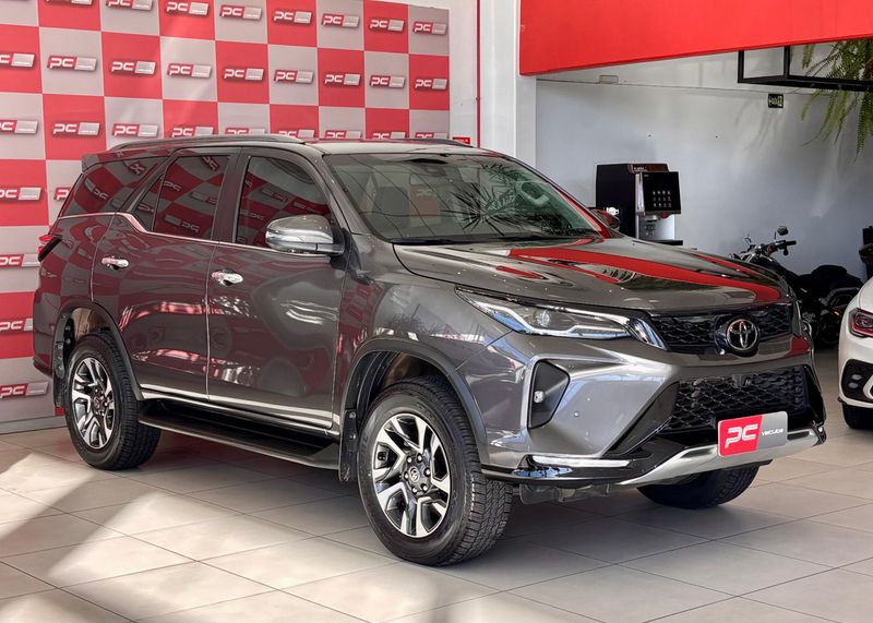 Toyota Hilux SW4 SRX Plat 4×4 2.8 TB Die 2024/2024 PC VEÍCULOS SANTA CRUZ DO SUL / Carros no Vale Toyota Hilux SW4 SRX Plat 4×4 2.8 TB Die 2024/2024 PC VEÍCULOS SANTA CRUZ DO SUL / Carros no Vale