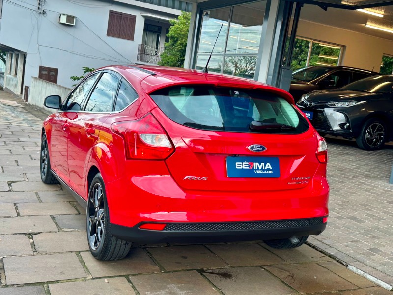 FORD FOCUS TITANIUM 2.0 2013/2014 SÉTIMA VEÍCULOS GUAPORÉ / Carros no Vale FORD FOCUS TITANIUM 2.0 2013/2014 SÉTIMA VEÍCULOS GUAPORÉ / Carros no Vale