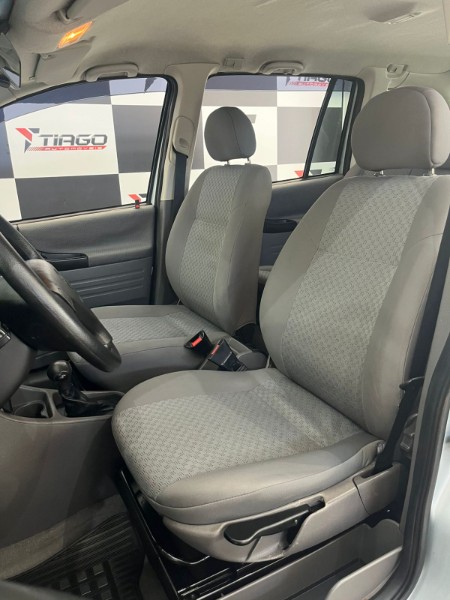 CHEVROLET ZAFIRA 2.0 MPFI EXPRESSION 8V 2011/2011 TIAGO AUTOMÓVEIS VENÂNCIO AIRES / Carros no Vale