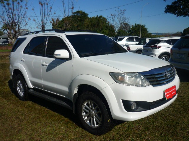 TOYOTA HILUX SW4 2.7 SR 4X2 16V FLEX 4P AUTOMÁTICO 2015/2015 PREMIUM AUTOMÓVEIS ARROIO DO MEIO / Carros no Vale