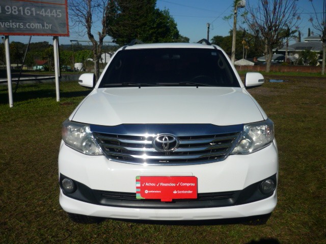 TOYOTA HILUX SW4 2.7 SR 4X2 16V FLEX 4P AUTOMÁTICO 2015/2015 PREMIUM AUTOMÓVEIS ARROIO DO MEIO / Carros no Vale
